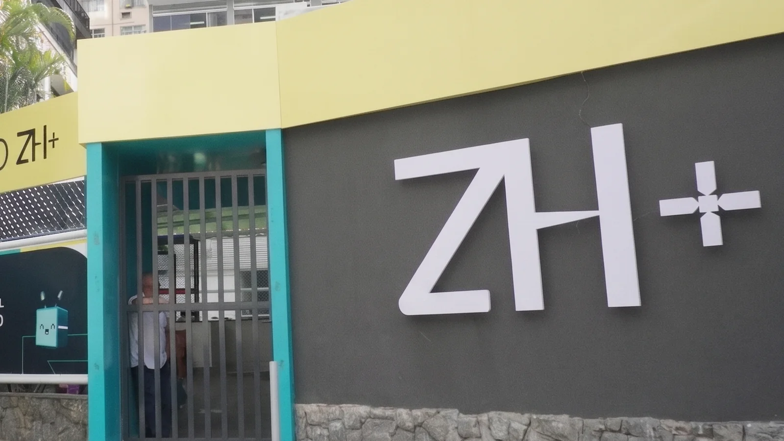 Entrada da unidade de Icaraí do Colégio ZH+, em Niterói